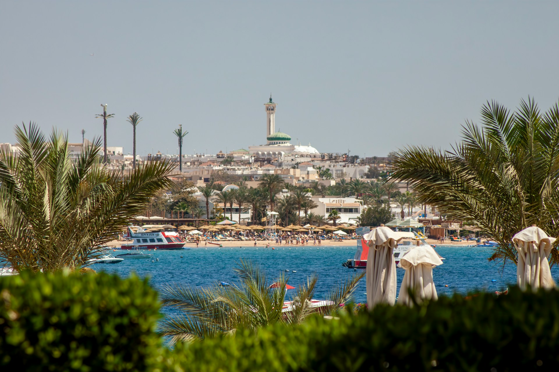 How to Get from Dahab to Hurghada: The Fastest & Cheapest Option